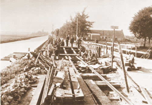 De aanleg van de trambrug over het zijkanaal van het Winschoterdiep naar de strokartonfabriek "De Toekomst".
